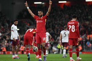 Anglijos futbolo taurėje – „Arsenal“ ir „Liverpool“ futbolininkų šou