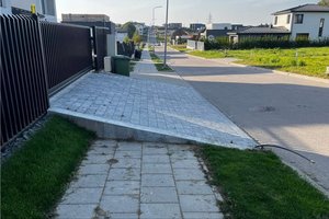 Sau įvažiavimą įsirengė, o kitus – pamiršo: gyventojai išjuokė, savivaldybė reikalaus nugriauti