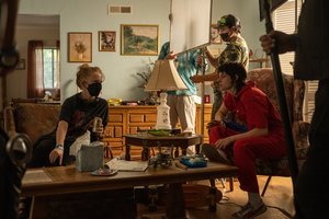 9-ojo dešimtmečio estetika filme „Meilė, melas, kraujas“: dulkės, saulė ir jokios Jane Fondos