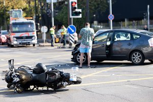 Vilniuje „Toyota Prius“ susidūrė su motociklu – motociklininkui prireikė medikų pagalbos