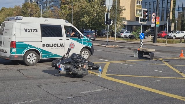 Vaizdai iš įvykio vietos: Vilniuje „Toyota Prius“ parbloškė motociklininką