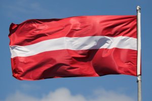 Latvijos parlamentas uždraudė reklamuoti nuolaidas alui ir vynui per televiziją ir radiją