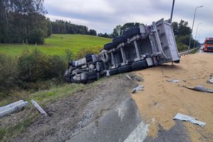 Smarki avarija ties Kryžkalniu – autobusas susidūrė su sunkvežimiu: pastarasis apvirto, ant kelio išsipylė grūdai