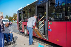 Panevėžio autobusų vairuotojai nenusiteikę pagelbėti neįgaliesiems: tingi nuleisti pandusus 