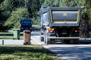 Vilniečiai susiėmę už galvų: į statybas riedantys sunkvežimiai trupina už gyventojų pinigus paklotą asfaltą