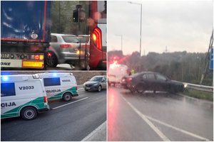 Kaune ir jo apylinkėse – eismą paralyžavę susidūrimai: BMW vairavęs kelių erelis greitkelyje spruko iš avarijos vietos