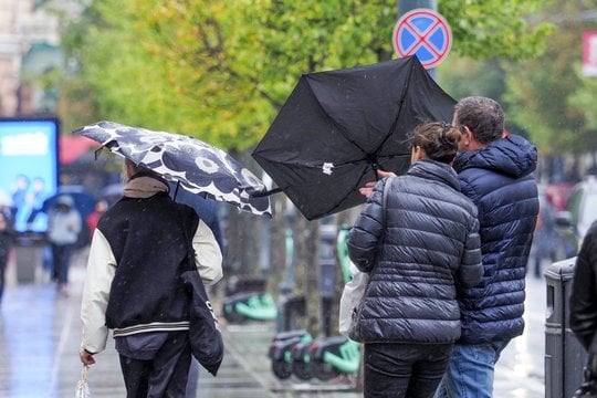 Išeinant iš namų nereikėtų pamiršti skėčio: per šalį keliaus lietus, stiprės vėjas