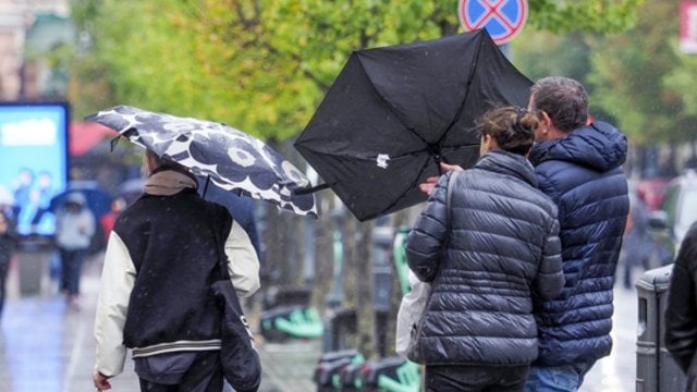 Išeinant iš namų nereikėtų pamiršti skėčio: per šalį keliaus lietus, stiprės vėjas