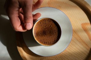 Gydytojas įvardijo, kiek reikia išgerti kavos ir arbatos norint pagerinti širdies ir kraujagyslių veiklą