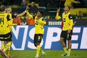 Iš nepavydėtinos padėties išsikapstę „Borussia“ futbolininkai šventė pergalę Vokietijos