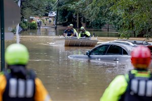 JAV nusiaubė galingas uraganas, pranešama apie dešimtis aukų