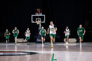 Žalgiriečiai pirmąsyk treniravosi ant ypatingo ir naujo arenos parketo: „Atrodo įspūdingai“