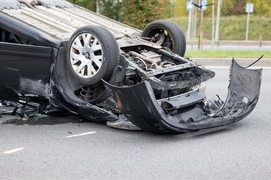 Vaizdai iš skaudžios avarijos Vilniuje: „Citroen“ po susidūrimo su „Opel“ apsivertė ant stogo