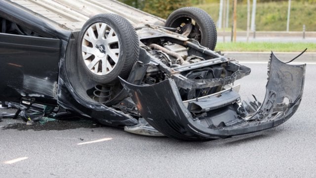 Vaizdai iš skaudžios avarijos Vilniuje: „Citroen“ po susidūrimo su „Opel“ apsivertė ant stogo