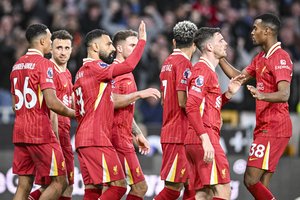 „Liverpool“ futbolininkai šoktelėjo į „Premier“ lygos viršūnę