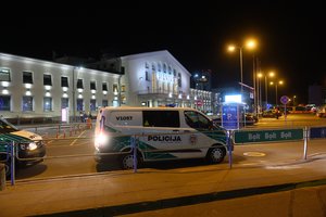 Į Vilniaus oro uostą lėkė „Aro“ pareigūnai: nukrito meteorologinis balionas, jame – kontrabanda 