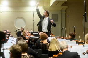 Dirigentas Victorienas Vanoostenas: „Kai kuri meną, prisilieti prie dieviškumo. Dažniausiai tai pajuntu su LNSO“