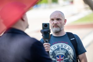 L. Ragelskis: surinkdamas gėles, žvakes ir portretus prie ambasados siekiau, kad baltarusiai laikytusi tvarkos