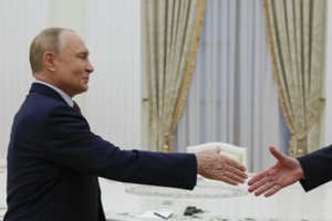 Paliaubos Ukrainai nepadės: „Bloomberg“ išdėstė V. Putino kėslus