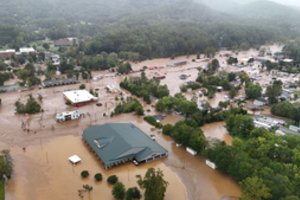 Uragano „Helene“ aukų skaičius JAV išaugo iki mažiausiai 100