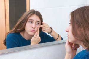 Atėjus rudeniui kosmetologė perspėja paauglių tėvus: „Tai – labai didelė klaida“