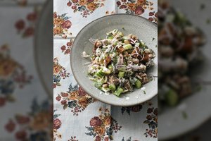 Lietuviški patiekalai naujai: po tokių duonos salotų pamiršite pabodusią tradicinę mišrainę