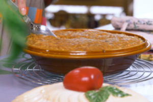 Burnoje tirpstantis obuolių pyragas su traškiais riešutais ir sutirštintu pienu