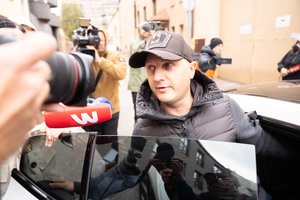 Iš kalėjimo išėjusį krepšiais nešiną D. Dargį užplūdo klausimų lavina: rašytojas pasiuntė žinutę