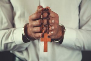 Po tariamos „sekso ir narkotikų“ nakties mirė britų dvasininkas