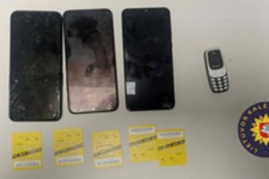 Į Marijampolės kalėjimą permesti keturi telefonai – perėmė pareigūnai