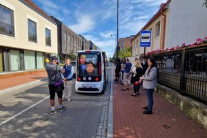 Vilniuje – vandalų išpuolis prieš autonominį autobusą: teks tvarkyti