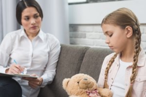 Kartu – lengviau: ne pelno siekiančiai organizacijai ir parduotuvių tinklui surėmus rankas sunkumus patiriantys vaikai sulaukė psichologinės pagalbos