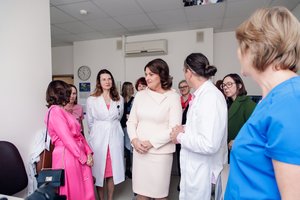 Nacionaliniam vėžio institutui įteikti iš suaukotų lėšų įgyti krūtų žymekliai: ceremonijoje dalyvavo ir D. Nausėdienė