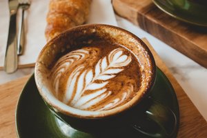 Vyresni žmonės kavą turėtų gerti kasdien: mokslininkai tam turi paaiškinimą