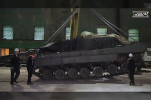 Nemalonios žinios: rusai tyrinėja Ukrainoje užgrobtą vakarietišką tanką „Leopard 2“