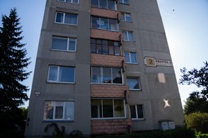 Vaizdai ant Kauno namo sienų vis dar šiurpina praeivius: „Kažkas baisaus“