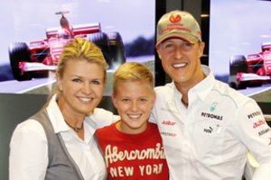 Praėjus daugiau nei 10 metų po tragiškos nelaimės M. Schumacheris pasirodė viešumoje