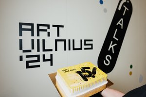 Prasideda „ArtVilnius ’24“: šventinis tortas ir komplimentai augančiai meno mugei