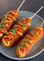 „TikTok“ užkariavusios dešrelės tešloje: traškūs korndogai su tįstančiu sūriu nepaliks abejingų