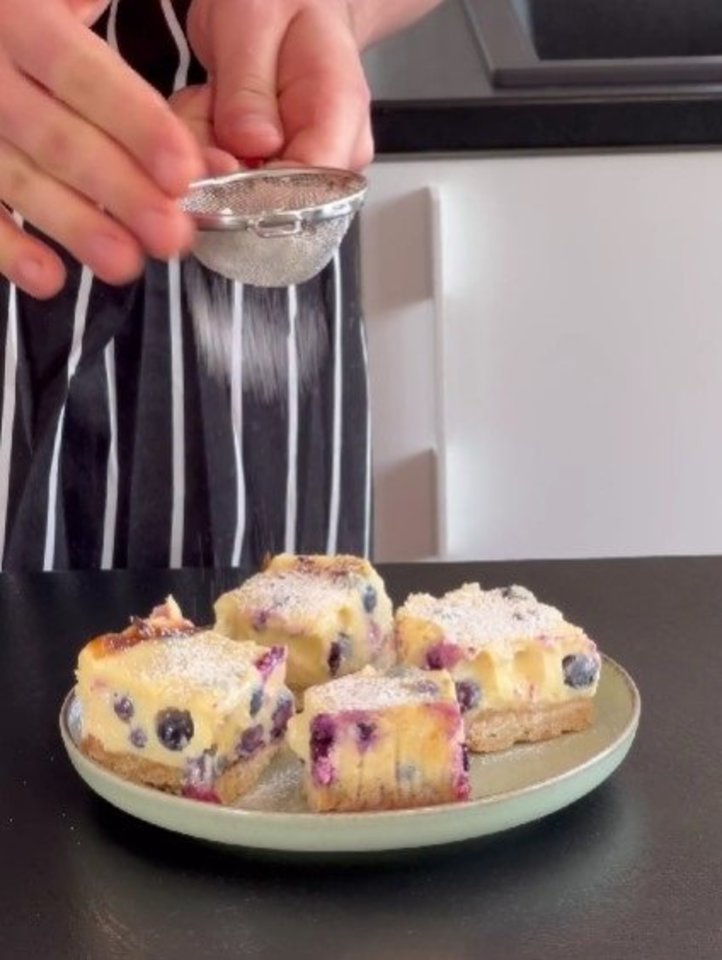 Citrininis desertas su šilauogėmis.