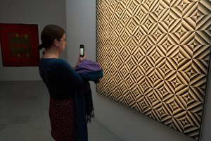 Pietų Prancūzijoje atidaryta LNM paroda: lovatiesės, audimo garsai ir Kazys Varnelis