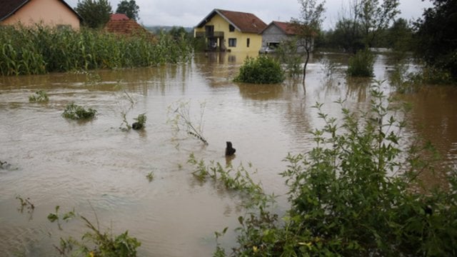 Stiprios liūtys siaubia Bosniją: nuošliaužos nusinešė mažiausiai 14 gyvybių