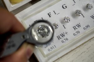 Deimantų rinka visai sustingo, iš darbo atleido rekordinį skaičių žmonių: „Sėdime tuščiomis kiauras dienas“