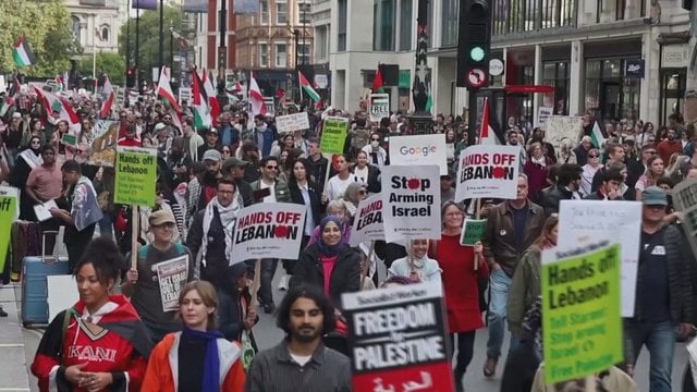 Artėjant karo Gazoje metinėms – protestų lavina didžiuosiuose miestuose: daugiau nei 40 tūkst. žmonių žygiavo Londone 