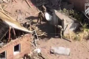 Egzekuciją gynėjams įvykdžiusius Rusijos kareivius netrukus sučiupo „Azov“ kovotojai