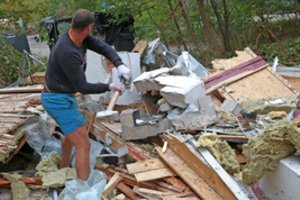 Nelegaliais tapę namai Preiloje sulyginti su žeme: tūkstantines griovimo išlaidas turės atlyginti kaltieji