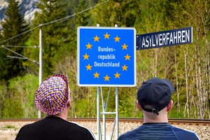 Iš 17 Europos šalių grupės – raginimas griežtinti politiką dėl prieglobsčio prašytojų deportavimo