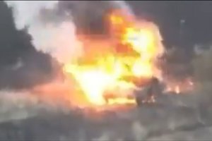 Dramatiškas vaizdas: įamžino, kaip rusų tanką pasiglemžia drakoniška ugnis