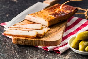 Kiek laiko galima laikyti lašinius šaldytuve: atsakymas nustebins