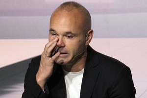 Buvusi Ispanijos rinktinės ir „Barcelona“ ekipos žvaigždė Andresas Iniesta su ašaromis traukiasi į pensiją